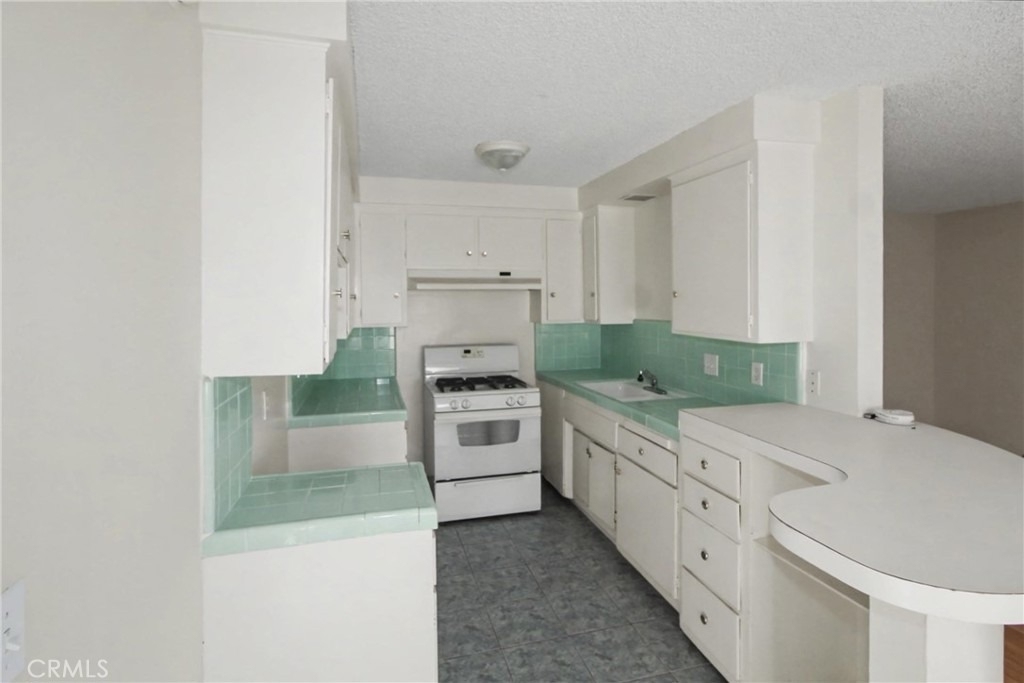 13609 Van Ness Avenue - Photo 7