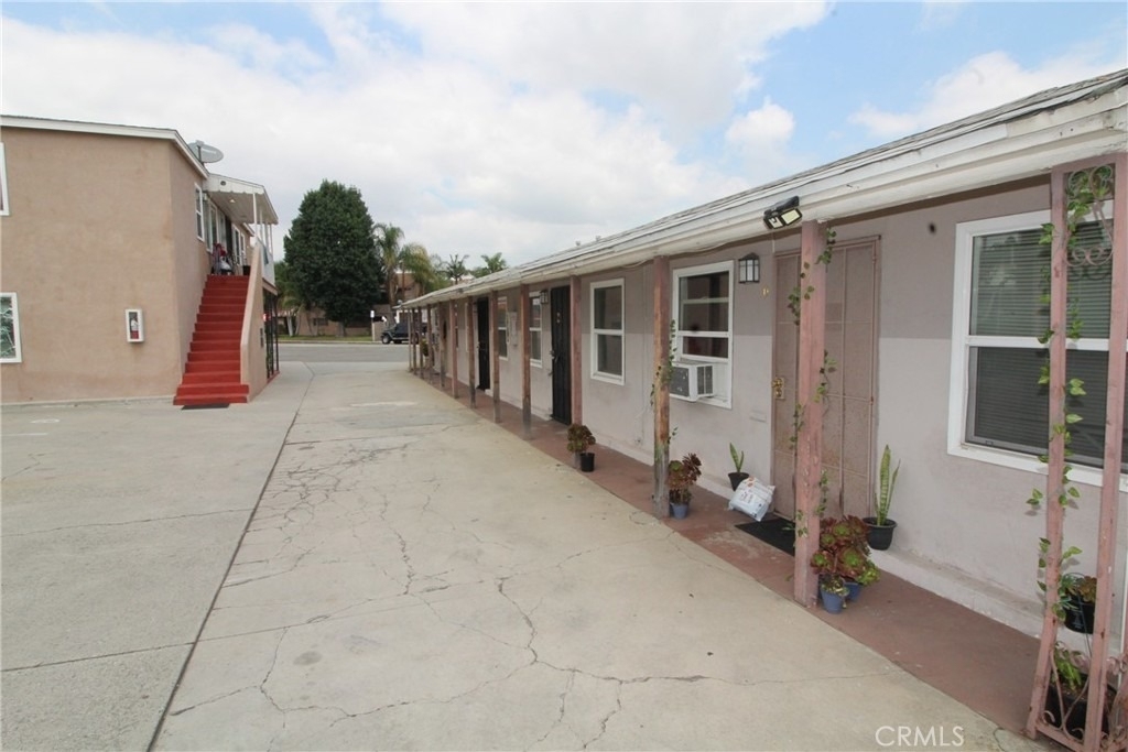 4986 Southern Avenue - Photo 1