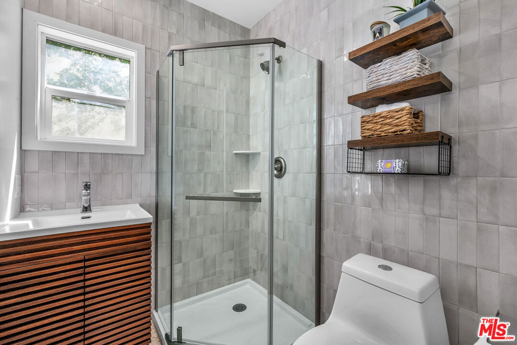 738 Westmount Drive - Photo 14
