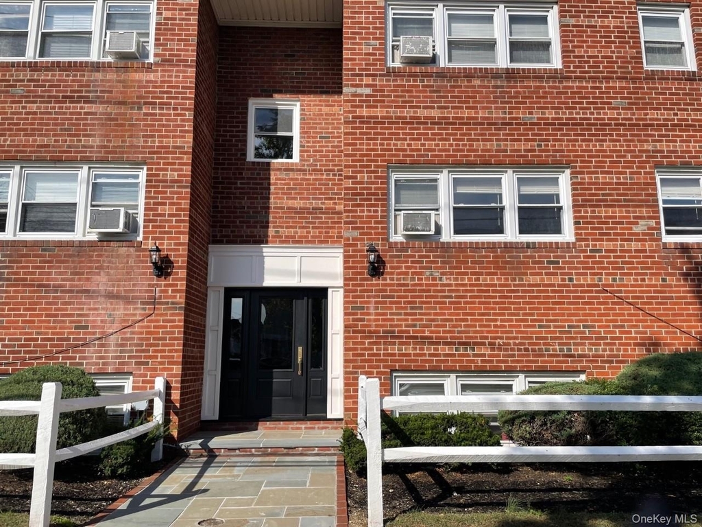 133 Dubois Avenue - Photo 0