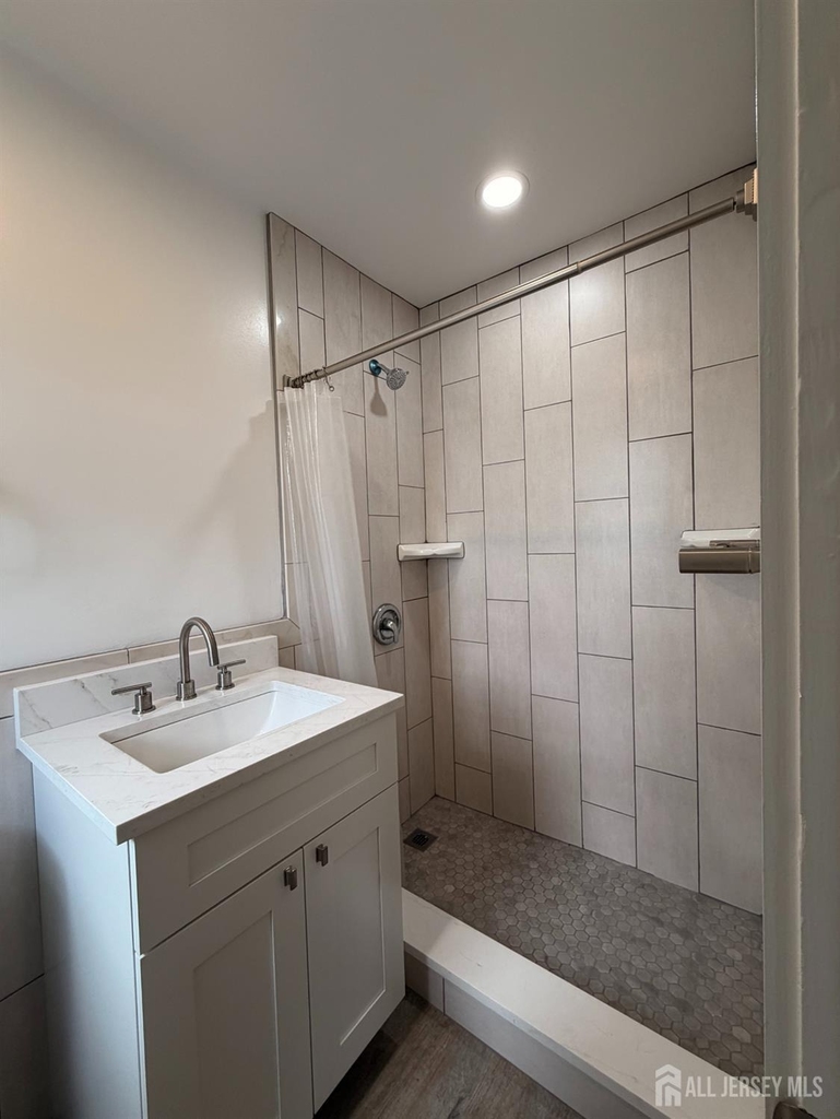 1020 Raritan Avenue - Photo 2