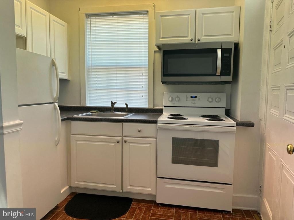 418 N Loudoun Street - Photo 2