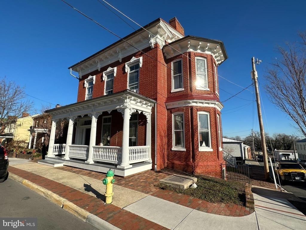 418 N Loudoun Street - Photo 0