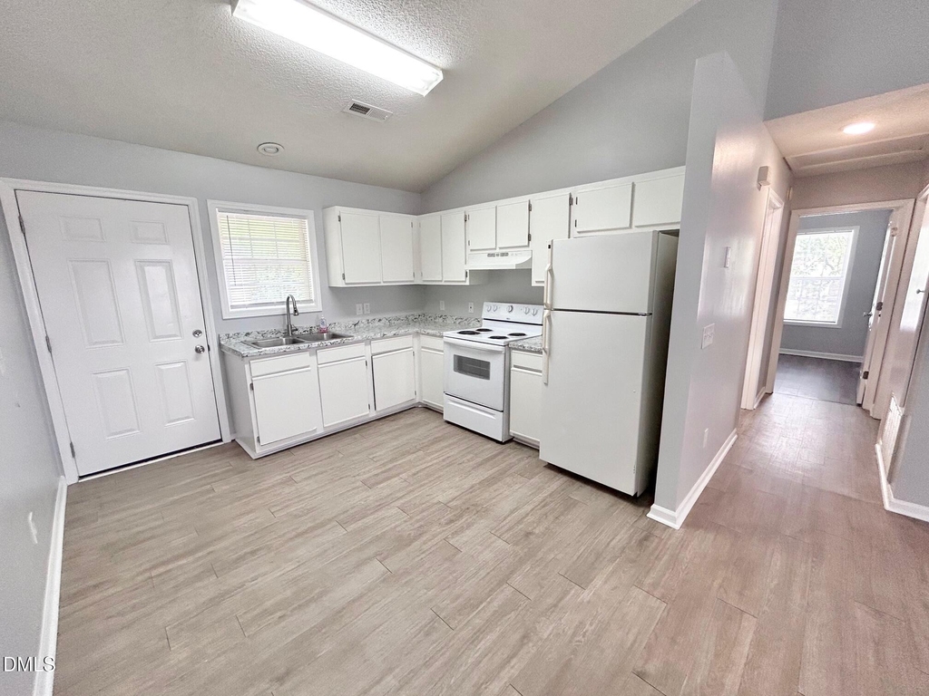 620 E Davis Street - Photo 2