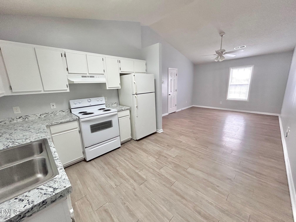 620 E Davis Street - Photo 3