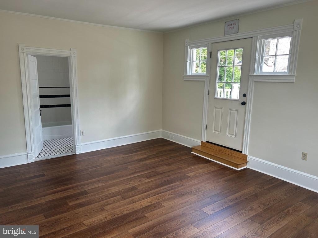 209 Grayling Avenue - Photo 5