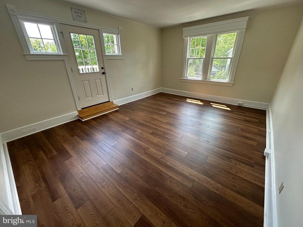 209 Grayling Avenue - Photo 6