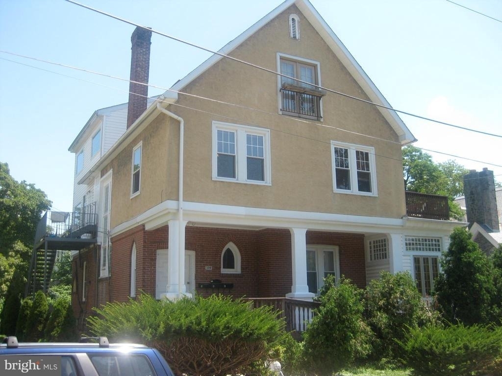 209 Grayling Avenue - Photo 0