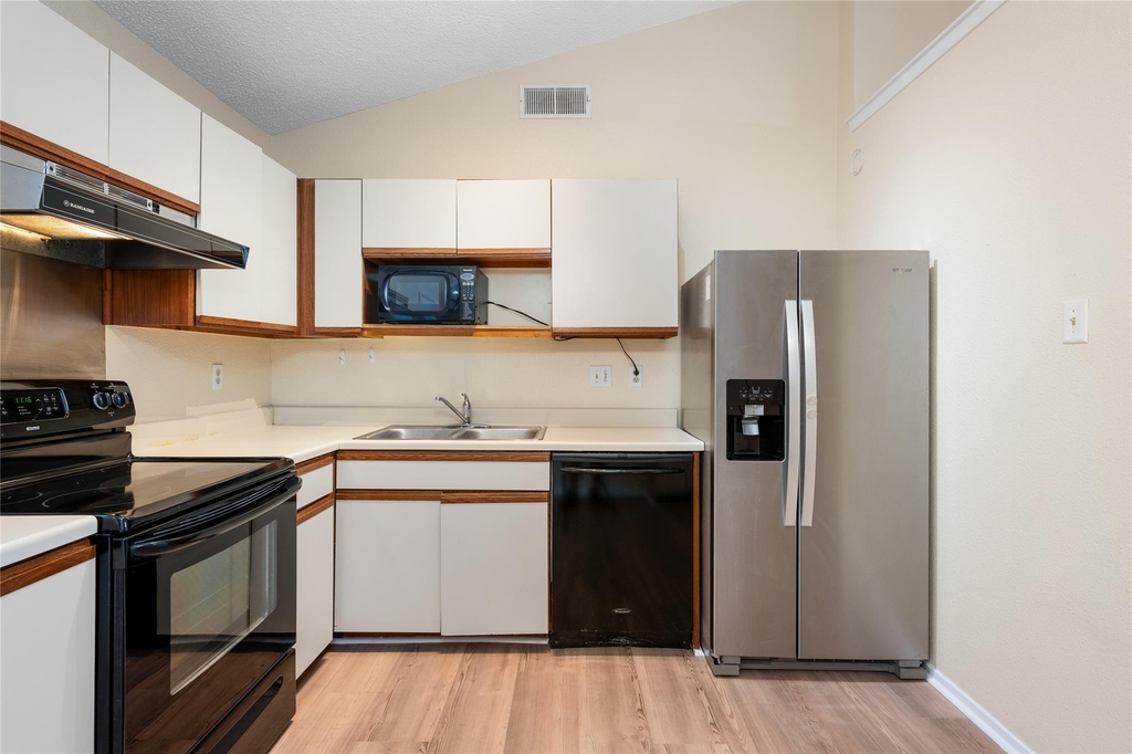1015 E Yager Ln - Photo 7