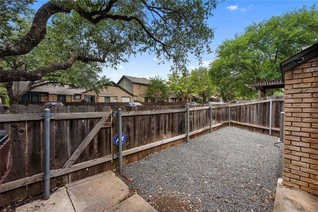 1015 E Yager Ln - Photo 15
