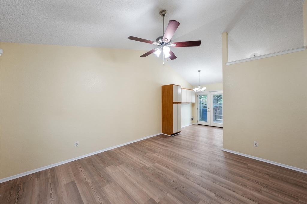 1015 E Yager Ln - Photo 9