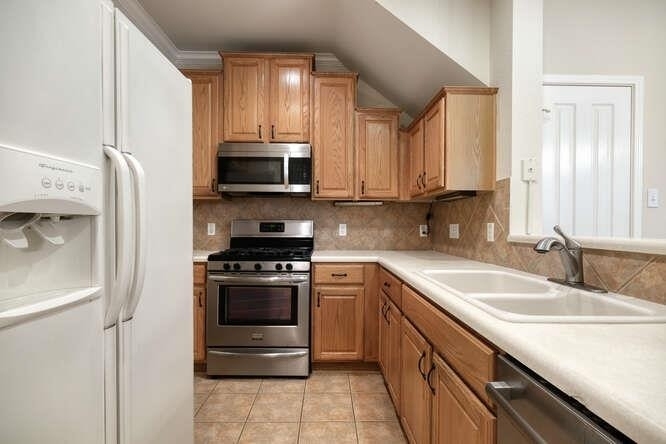 8518 Cahill Dr - Photo 3