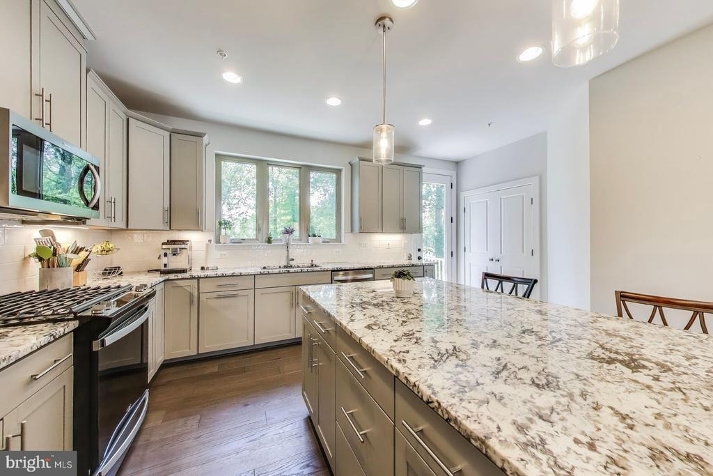 5004 Oakmoore Drive - Photo 2