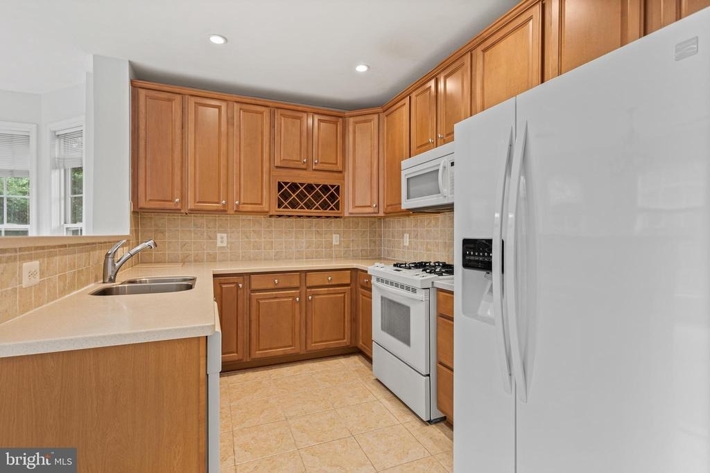1002 Elmcroft Boulevard - Photo 2