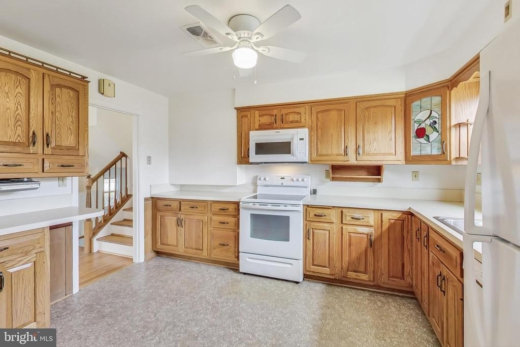 1208 Pinewood Drive - Photo 2