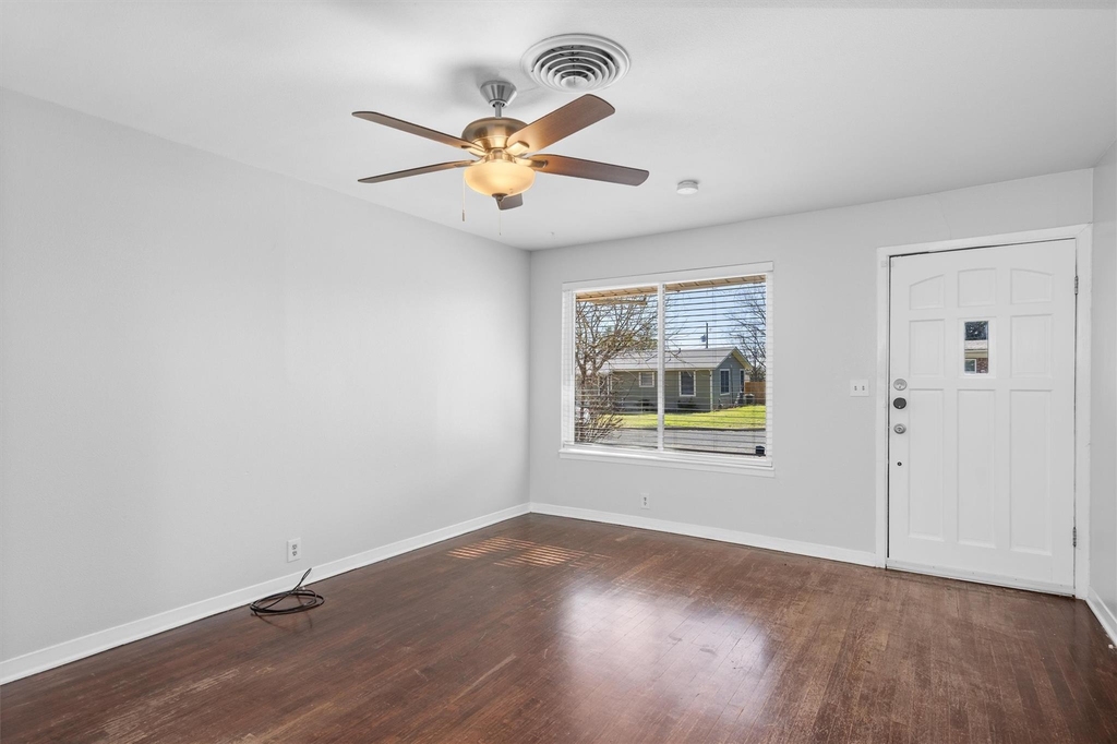 4900 Eastdale Dr - Photo 3