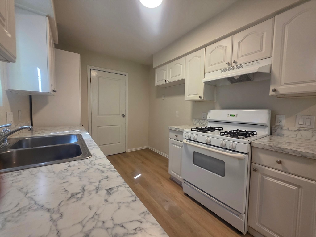 104 E Eggleston St - Photo 4