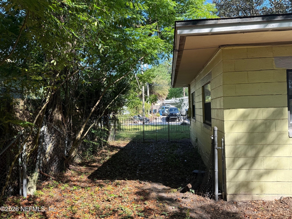 7118 Pellias Road - Photo 6