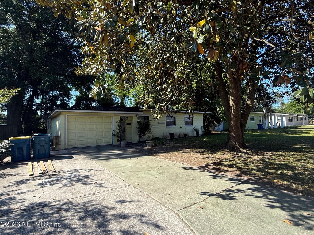 7118 Pellias Road - Photo 2