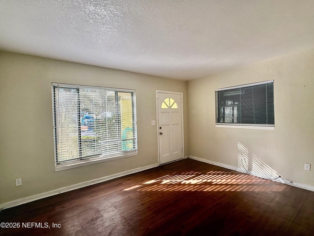 7118 Pellias Road - Photo 3