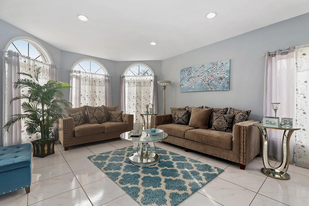 520 N Veterans Parkway - Photo 1