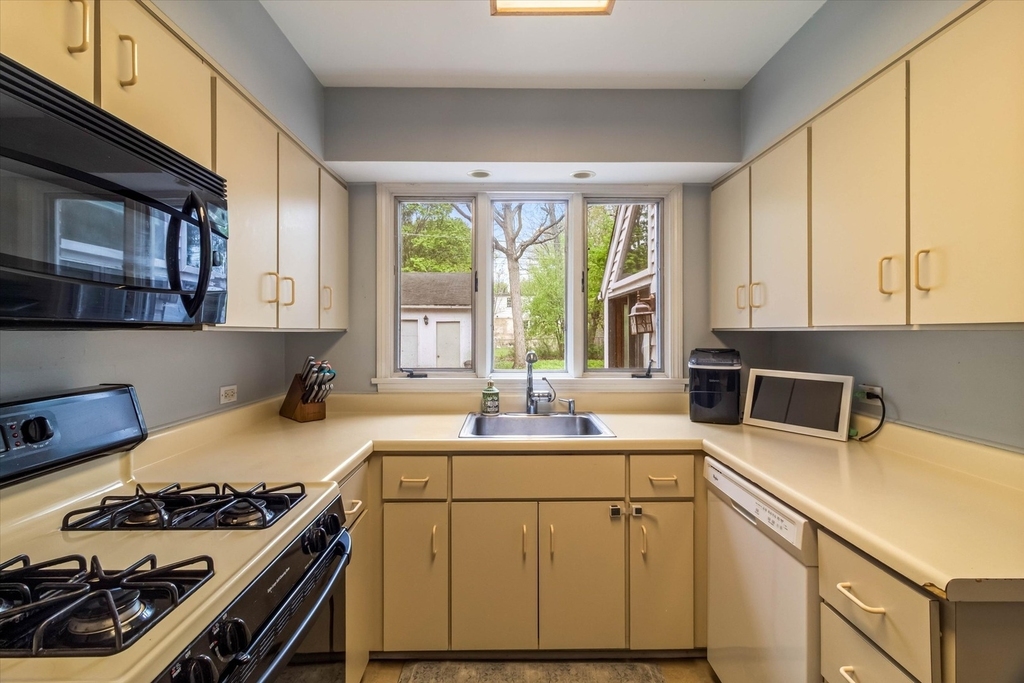 745 Greenview Place - Photo 3