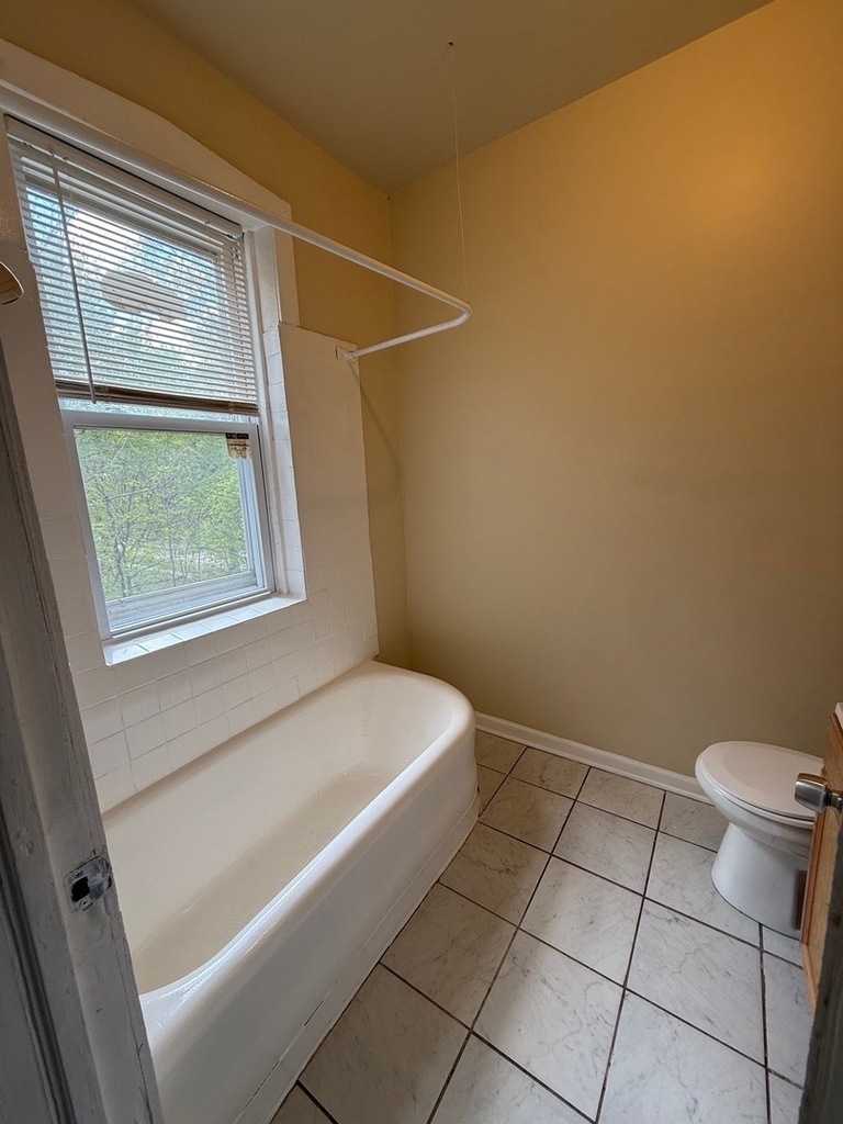 715 W 57th Street - Photo 3