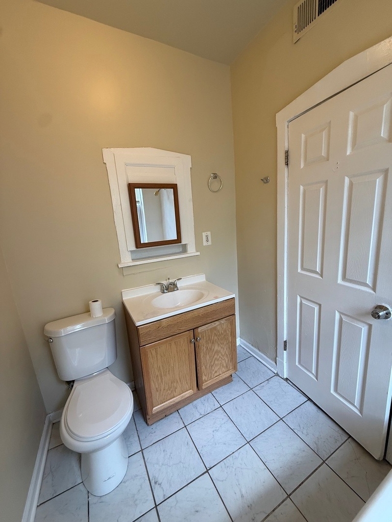 715 W 57th Street - Photo 4