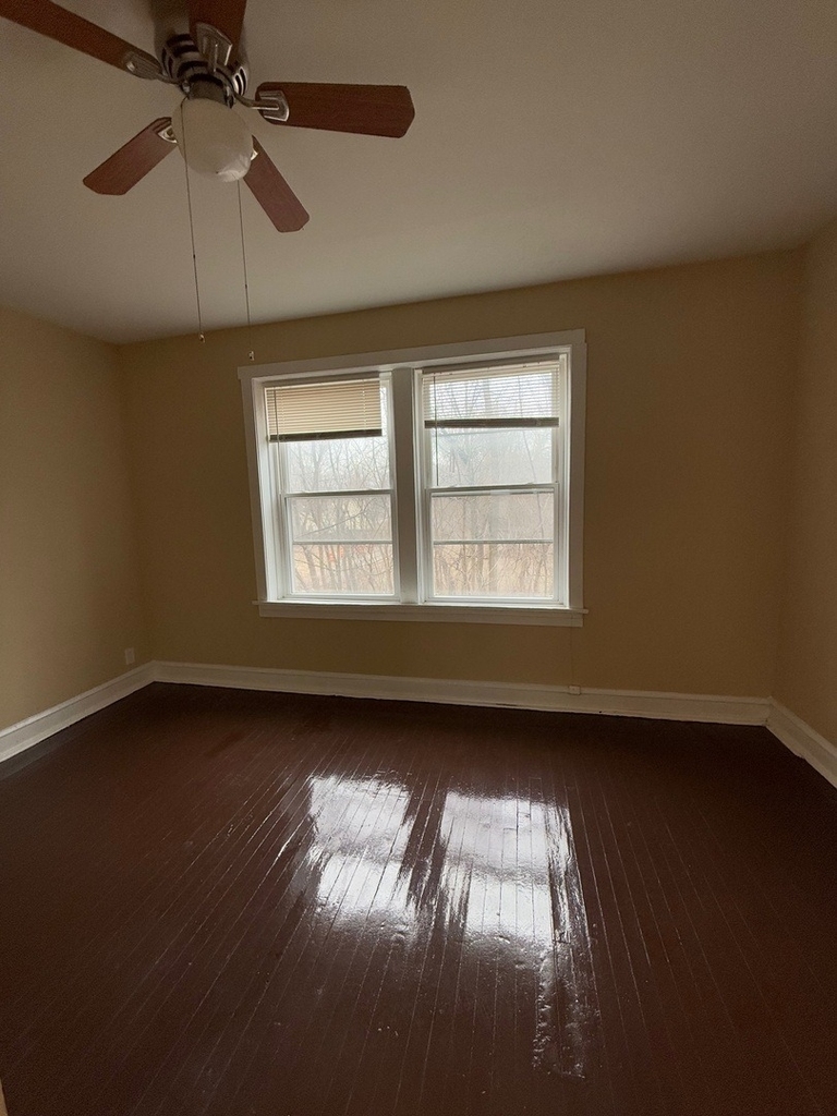 715 W 57th Street - Photo 4