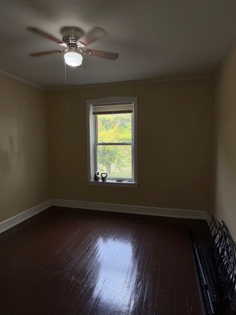 715 W 57th Street - Photo 3