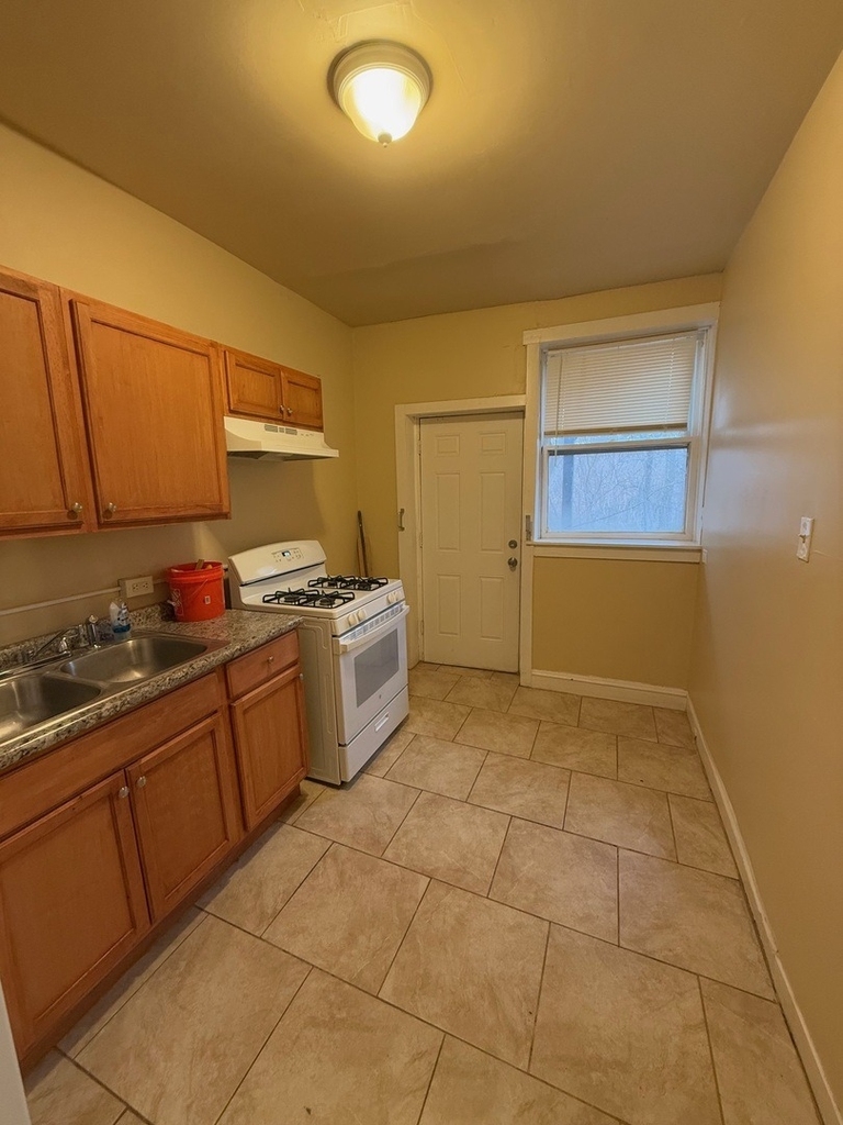 715 W 57th Street - Photo 5