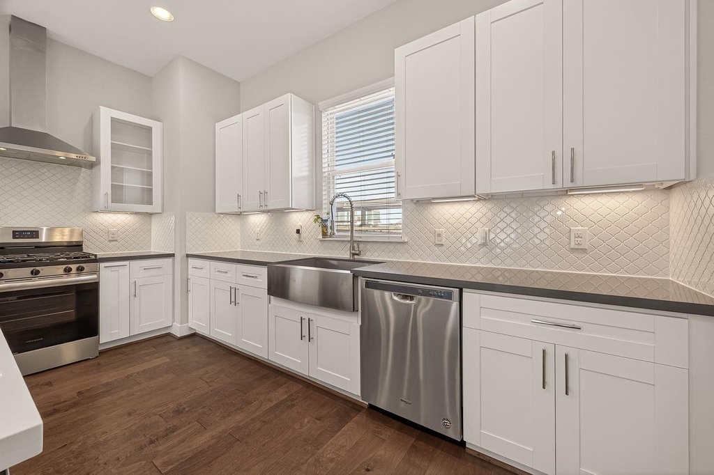 2010 Saint Charles Street - Photo 17