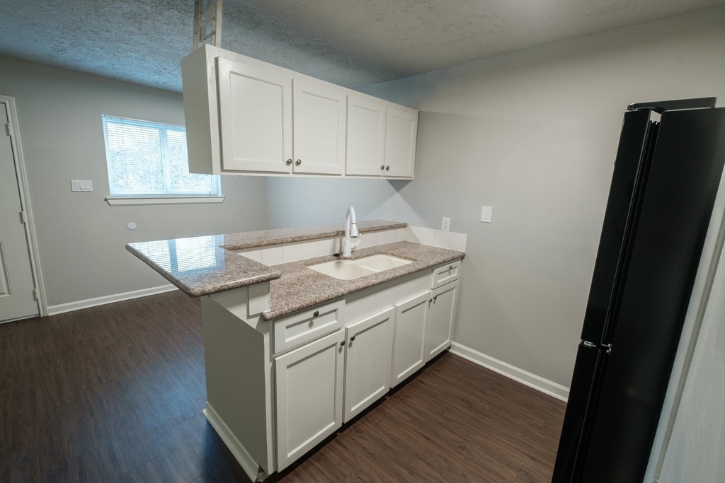 6519 Sloan St - Photo 0