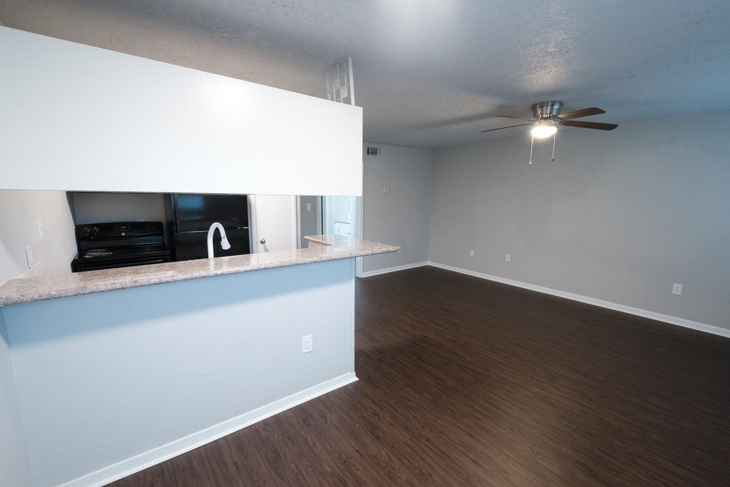 6519 Sloan St - Photo 2