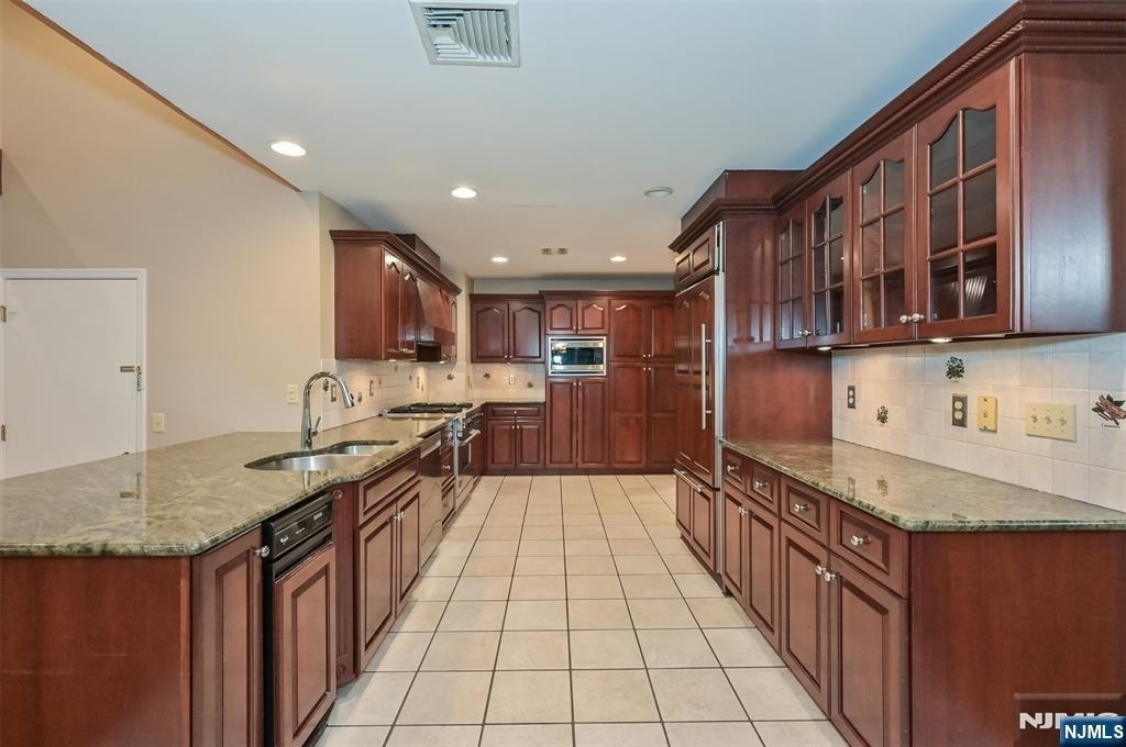 135 Elmwood - Photo 6