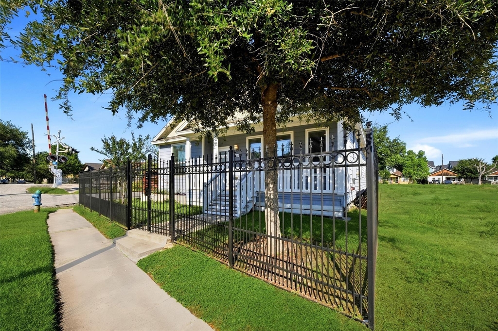 605 Dumble Street - Photo 3