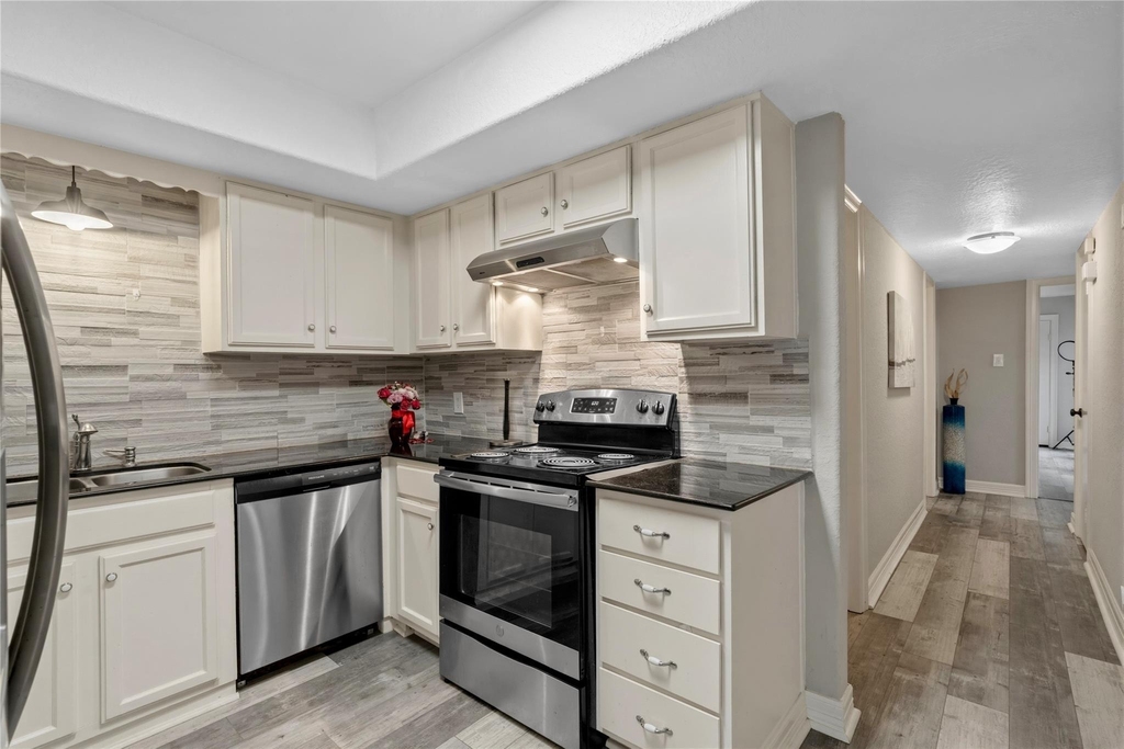 2938 Camelot Lane - Photo 9