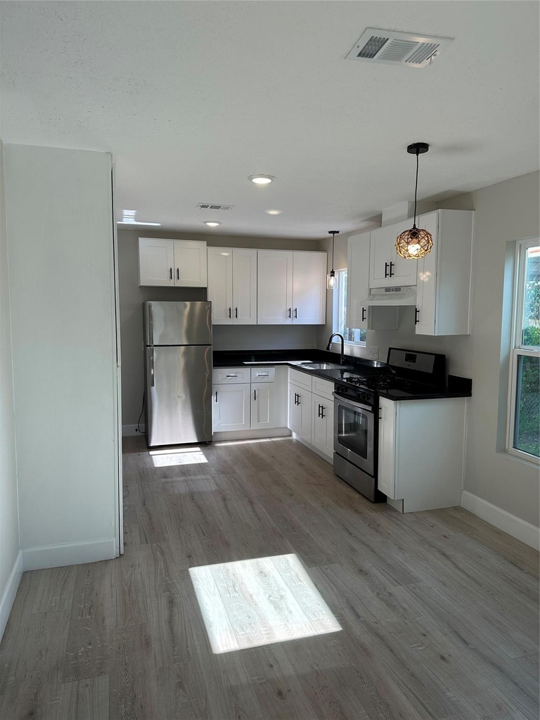 820 Bennington Street - Photo 4