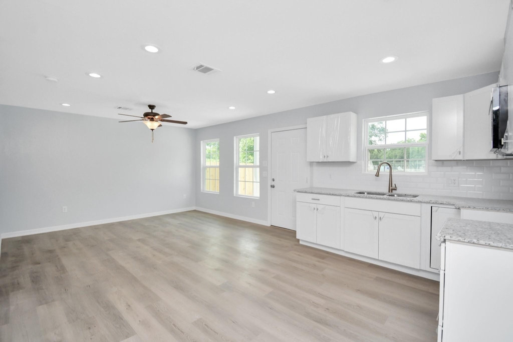 8595 Parkway Dr - Photo 7