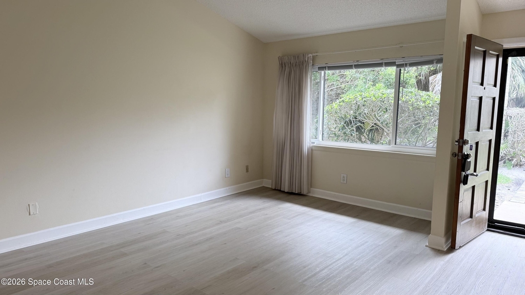 1145 N Shannon Avenue - Photo 2
