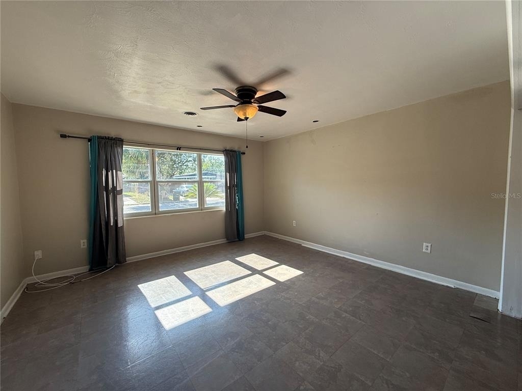 915 14th Street E - Photo 1