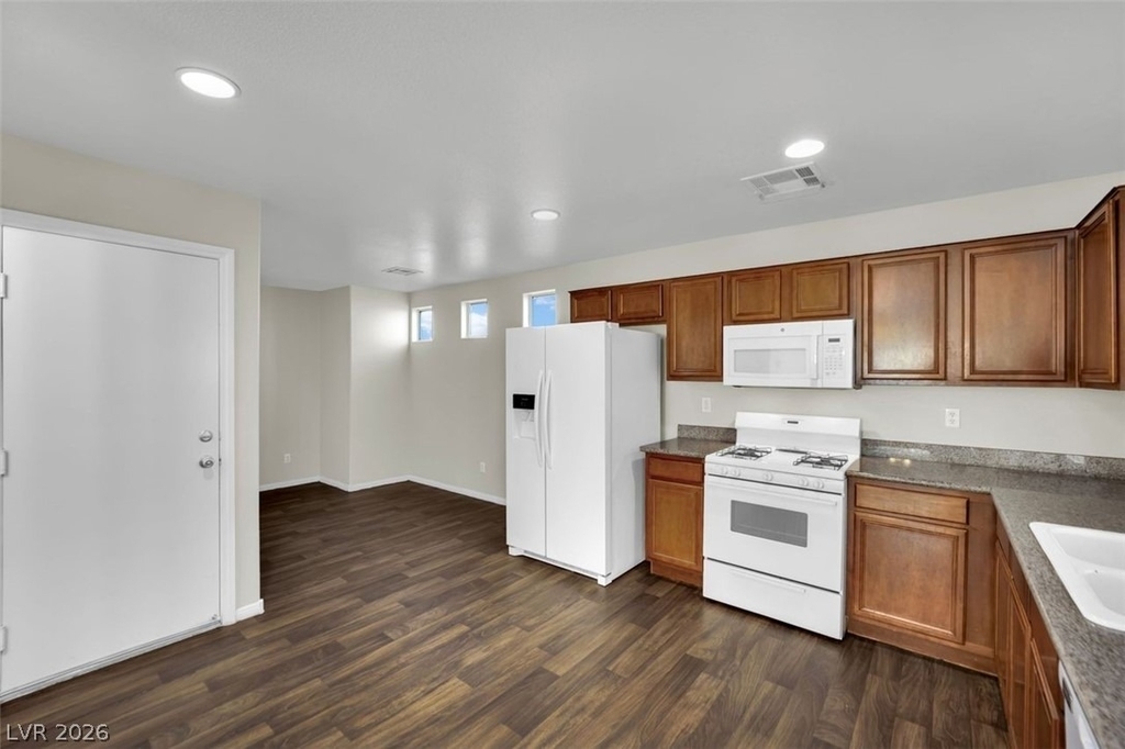 5243 Los Pinos Street - Photo 2