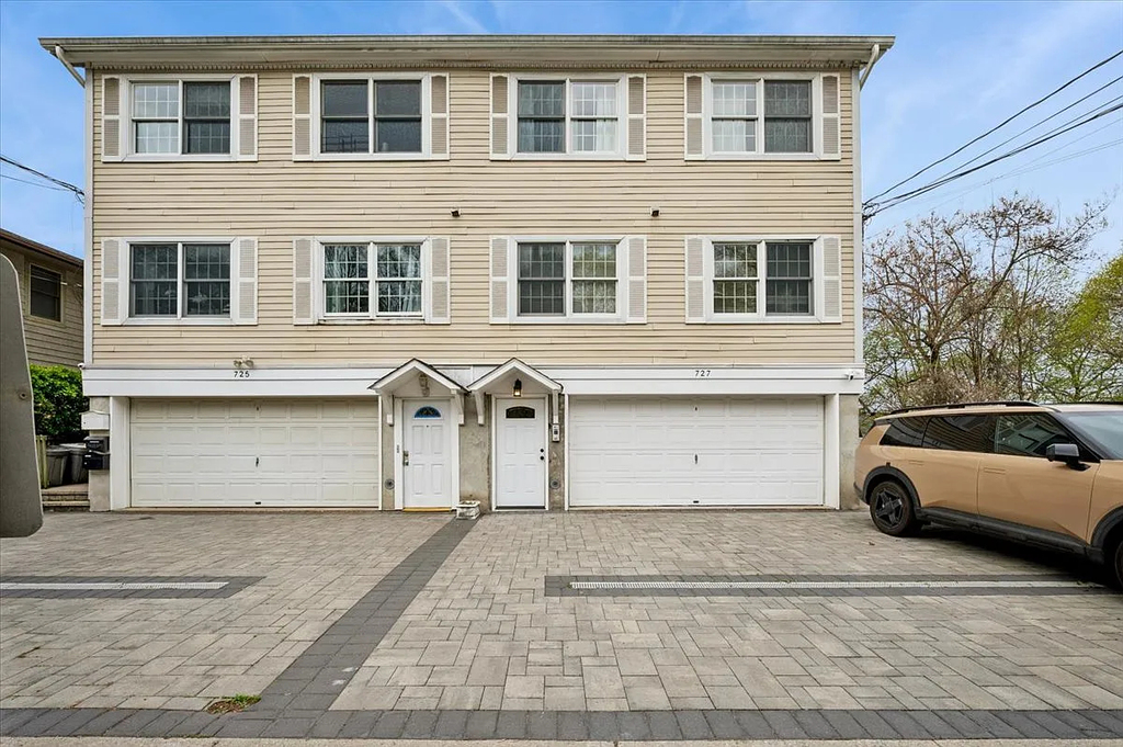 727 Warburton Avenue - Photo 1