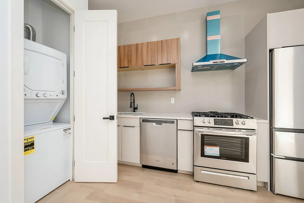 582 East 138th Street - Photo 5