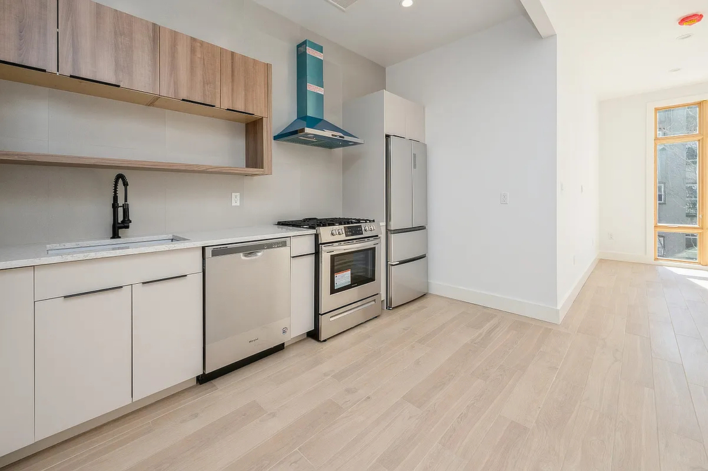 582 East 138th Street - Photo 4