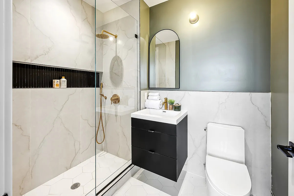 1890 Pelham Parkway South - Photo 1