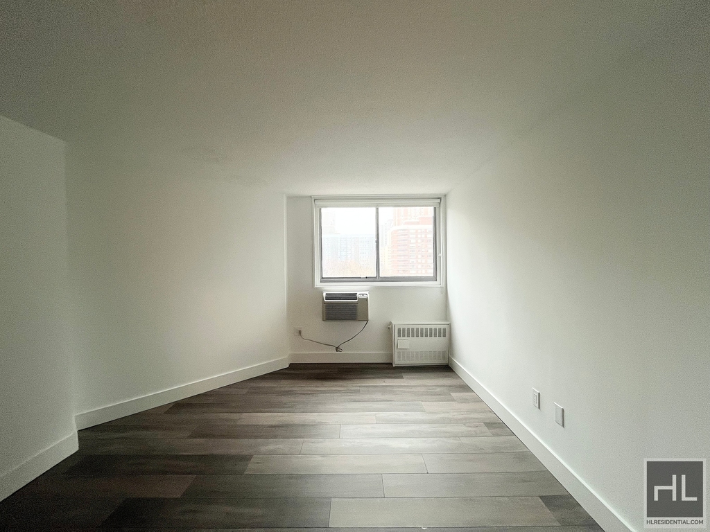 Second Avenue - Photo 3