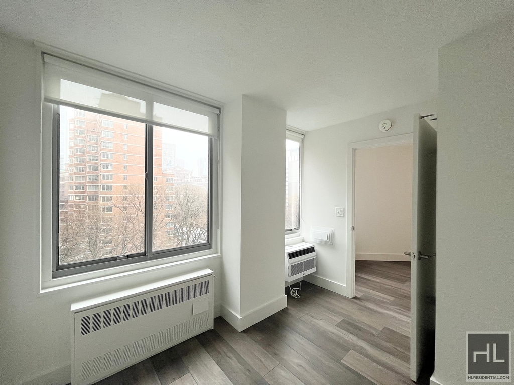 Second Avenue - Photo 2