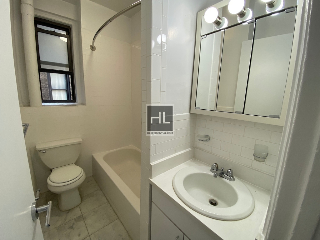 East 46 Street - Photo 2