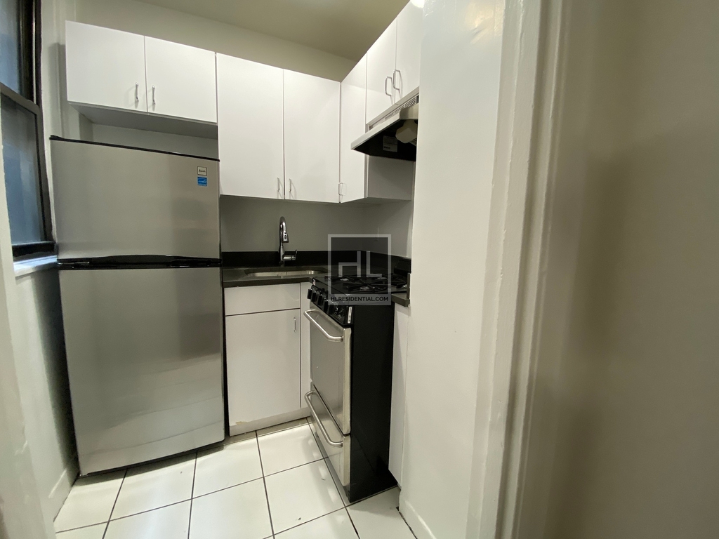 East 46 Street - Photo 1